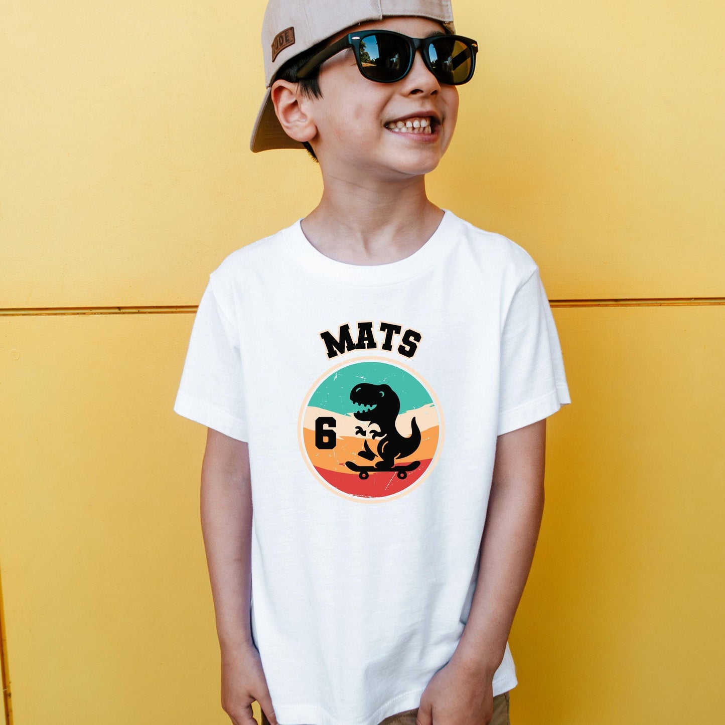 Dino Skateboard Shirt für Kinder - personalisiert mit Name & Zahl - T-Rex Skater - auch für Erwachsene