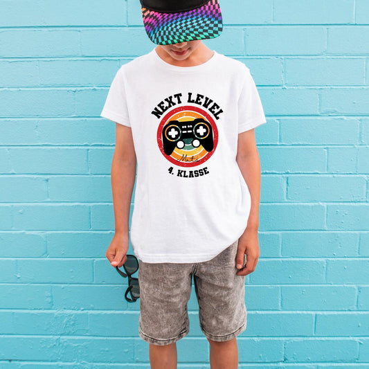 Gaming Kinder Shirt 1. 2. 3. 4. Klasse Next Level T-Shirt - personalisiert mit Name & Klassenstufe - Ansicht 2