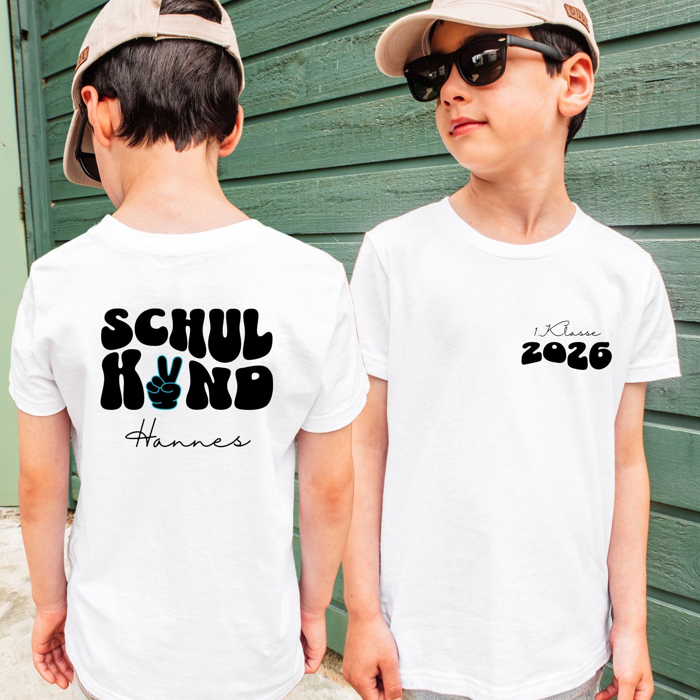 Schulkind 2026 T-Shirt | Personalisiert mit Name & Jahreszahl | Wavy Schrift und Peace Zeichen