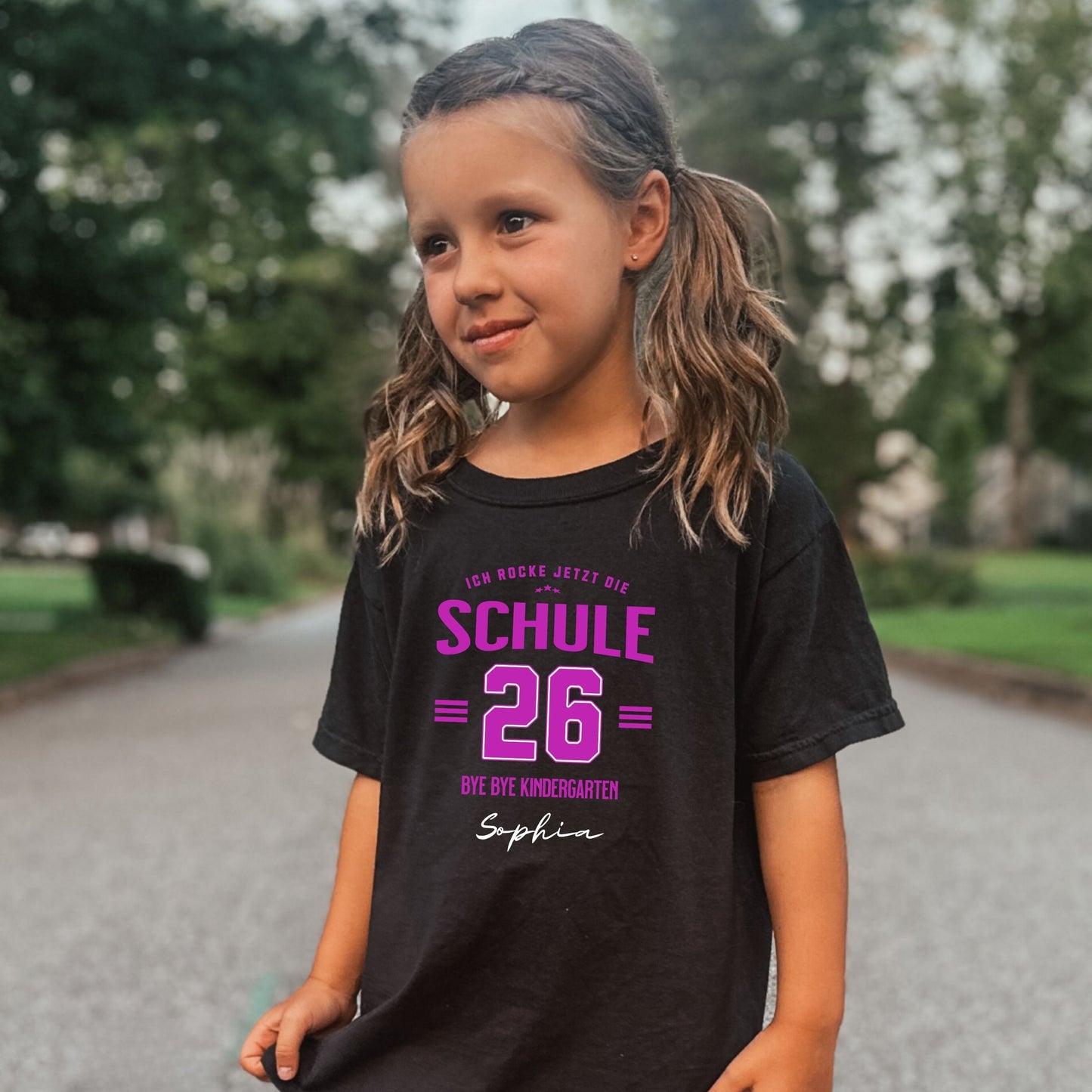 Schulkind 2026 Einschulung T-Shirt Kinder – Bye Bye Kindergarten - personalisiert mit Name & Schuljahr - Ansicht 4