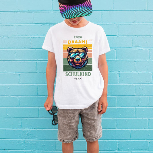 Schulkind Bär T-Shirt personalisiert mit Name und Schuljahr – BÄÄÄM Schulkind Shirt