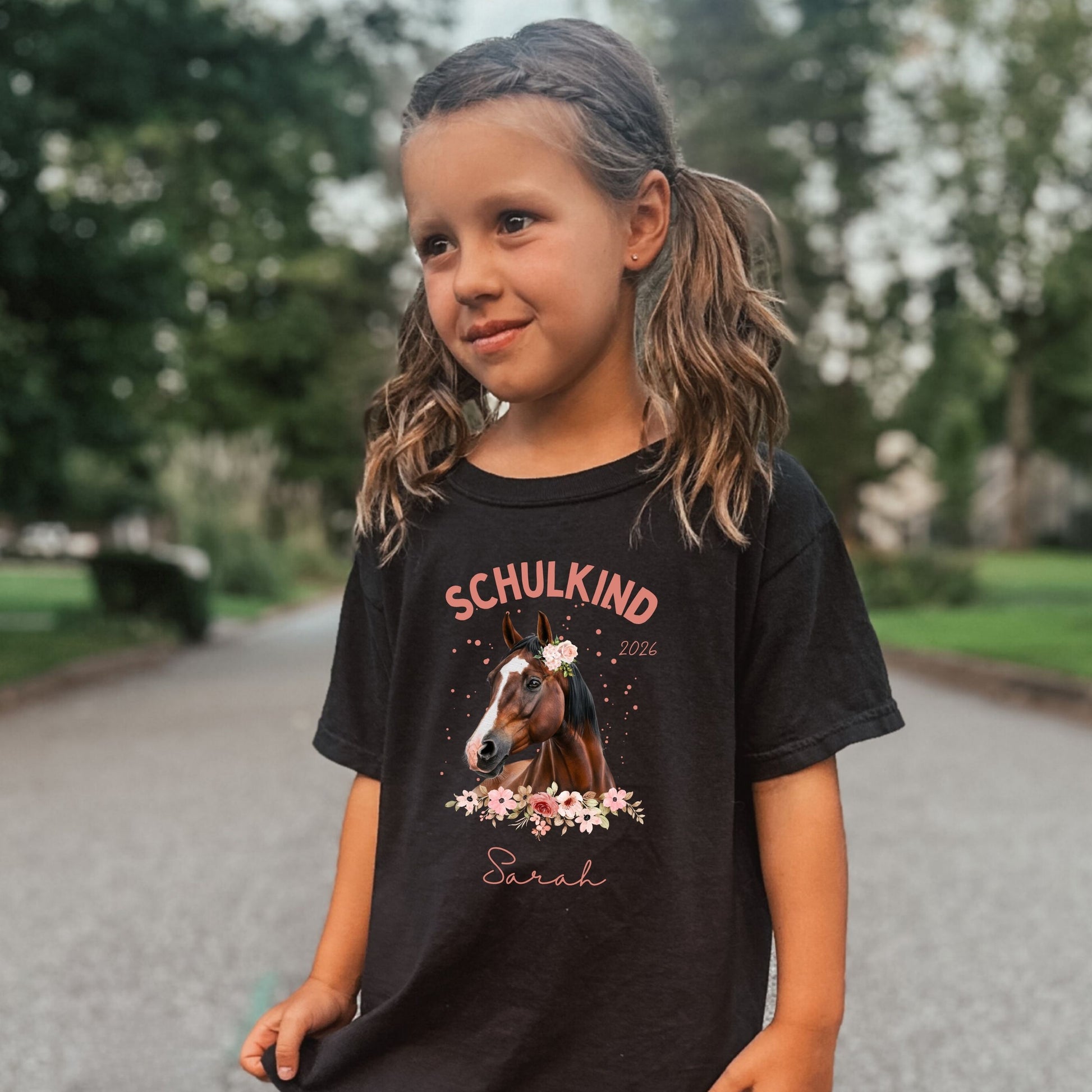 Pferd Schulkind T-Shirt – personalisiert mit Name & Schuljahr - Ansicht 2