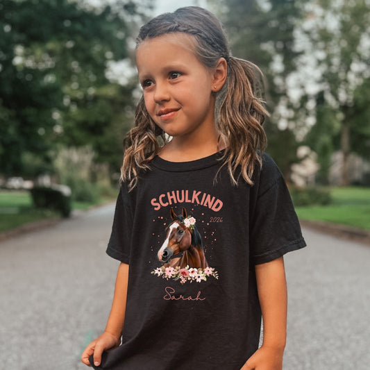 Pferd Schulkind T-Shirt – personalisiert mit Name & Schuljahr - Ansicht 2