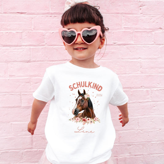 Pferd Schulkind T-Shirt – personalisiert mit Name & Schuljahr - Ansicht 1