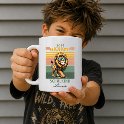 BÄÄÄM 1. Klasse Schulkind Tasse 2026 - Personalisiert mit Name & Schuljahr - Ansicht 1