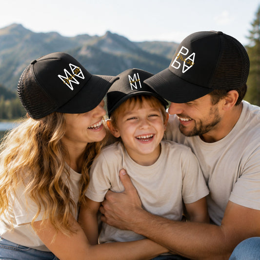 Mama Papa Mini Trucker Cap - personalisiert mit Kindername & Geburtsjahr - Ansicht 1