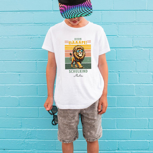 BÄÄÄM 1. Klasse Schulkind Shirt 2026 - personalisiert mit Name & Schuljahr - Ansicht 2