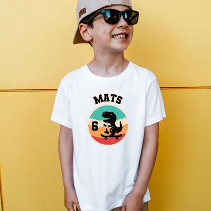 Dino Skateboard Shirt für Kinder - personalisiert mit Name & Zahl - T-Rex Skater - Ansicht 3