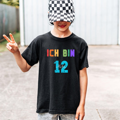 Geburtstagsshirt Regenbogenfarben für Kinder – personalisiert mit Name & Zahl - Ansicht 3