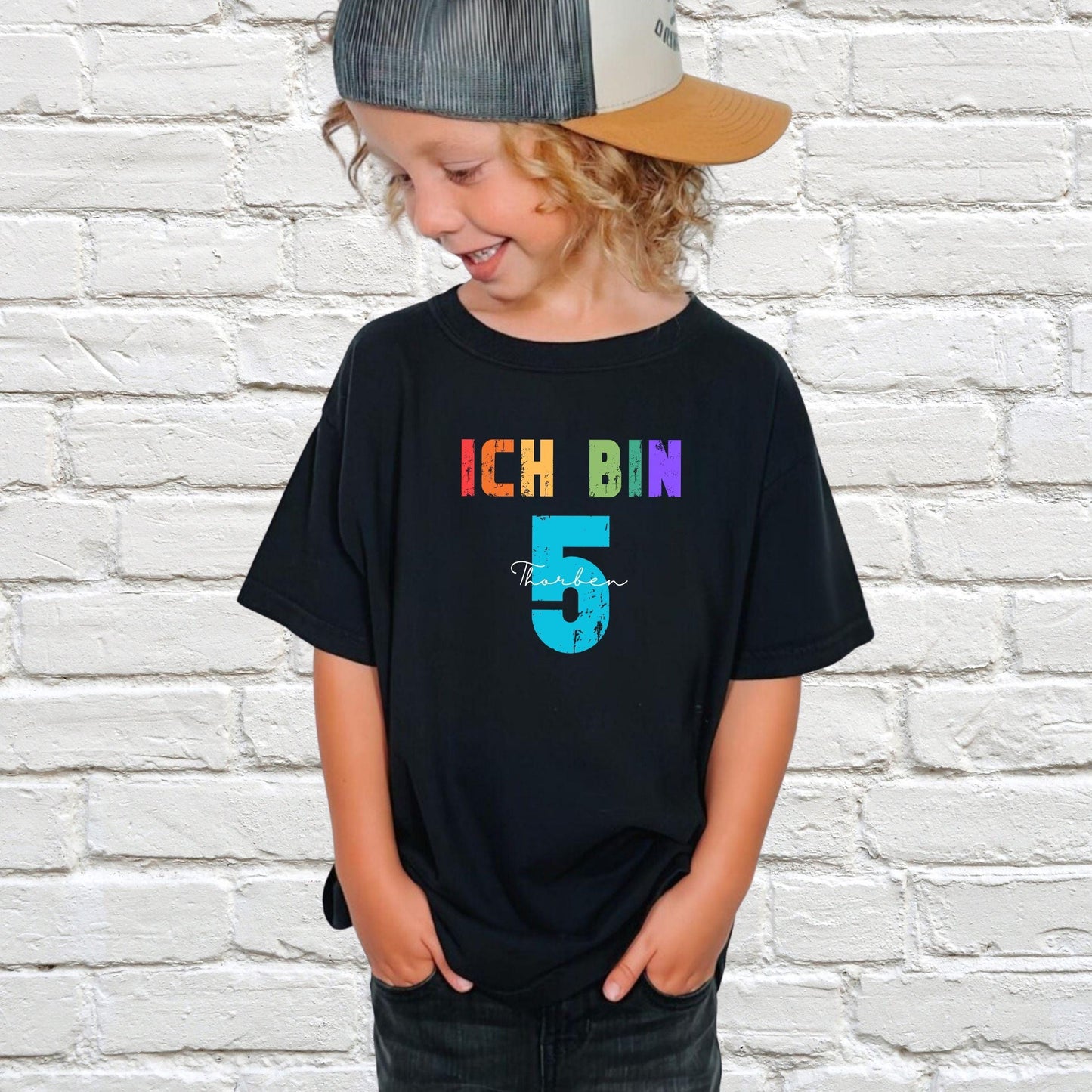 Geburtstagsshirt Regenbogenfarben für Kinder – personalisiert mit Name & Zahl