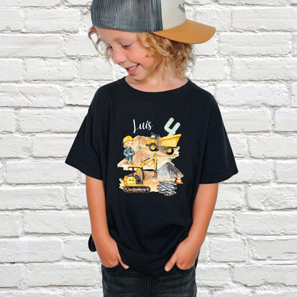 Baustelle Shirt für Jungen und Mädchen - personalisiert mit Name & Zahl - Bagger und Kipplaster - Ansicht 1
