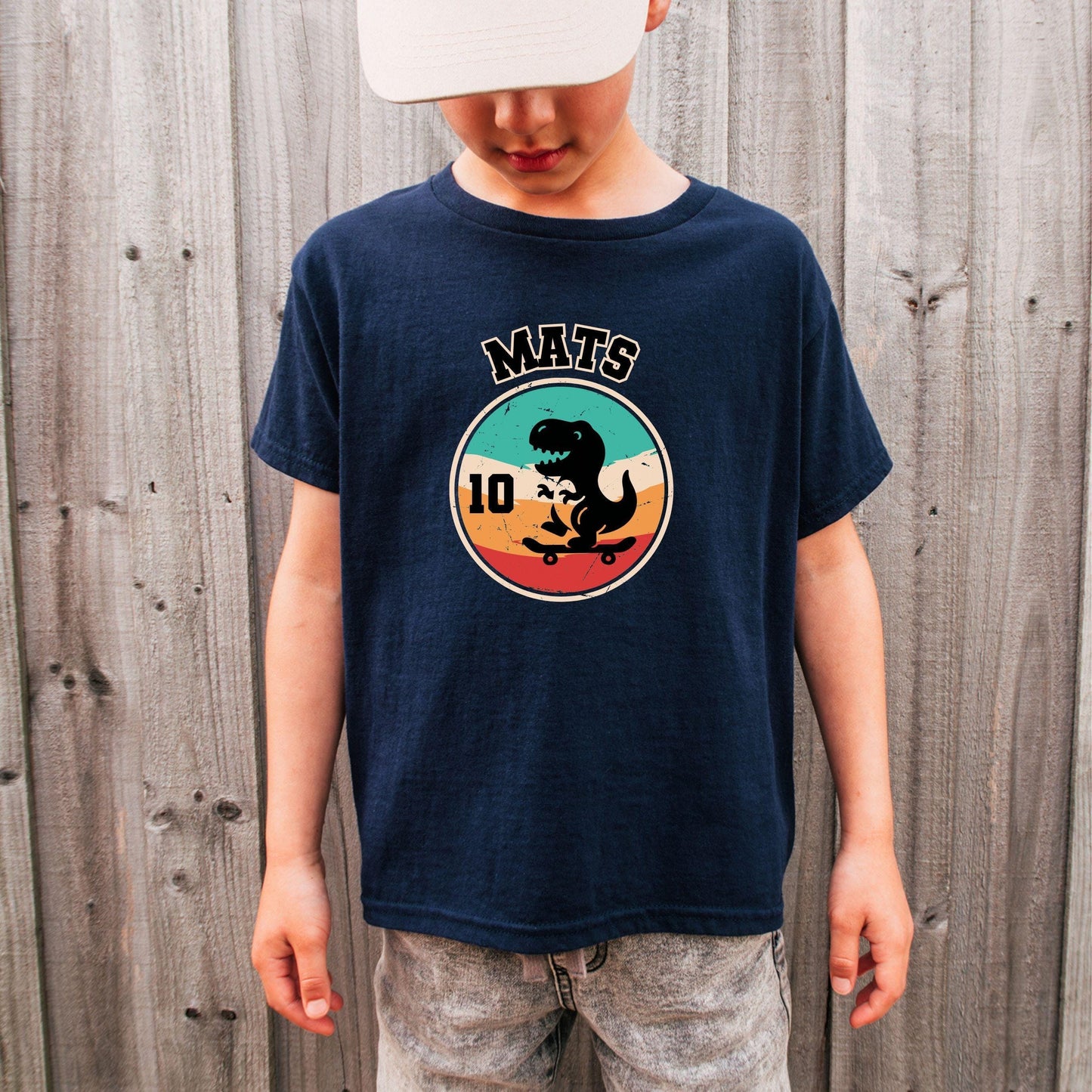 Dino Skateboard Shirt für Kinder - personalisiert mit Name & Zahl - T-Rex Skater - auch für Erwachsene