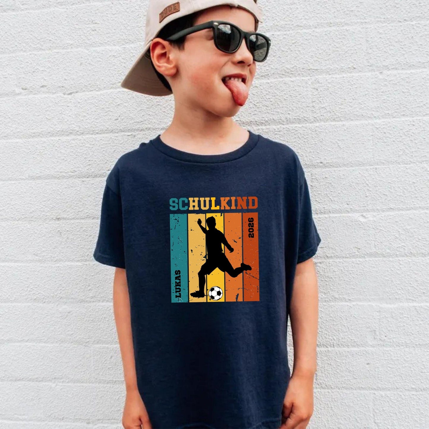 Fußball Schulkind 2026 Retro Einschulung Shirt - personalisiert mit Name & Zahl