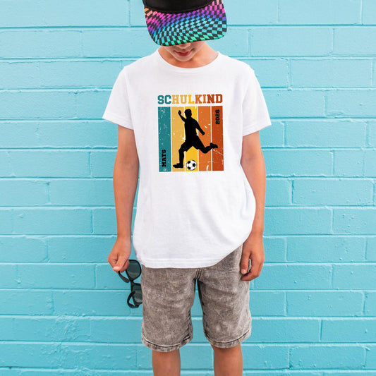 Fußball Schulkind 2026 Retro Einschulung Shirt - personalisiert mit Name & Zahl