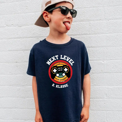 Gaming Kinder Shirt 1. 2. 3. 4. Klasse Next Level T-Shirt - personalisiert mit Name & Klassenstufe - Ansicht 1