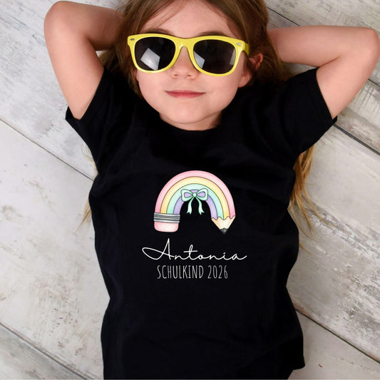 Schulkind Shirt personalisiert mit Name & Schuljahr – Einschulung 2026 Regenbogen - Ansicht 2