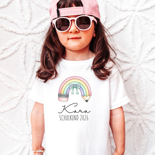 Schulkind Shirt personalisiert mit Name & Schuljahr – Einschulung 2026 Regenbogen