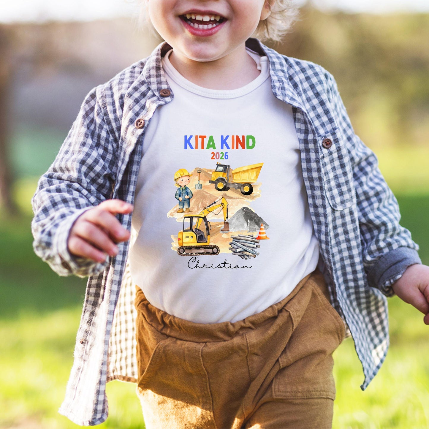 Baustelle Kita Kind Shirt 2026 – personalisiert mit Name & Jahr – Bagger Kinder T-Shirt