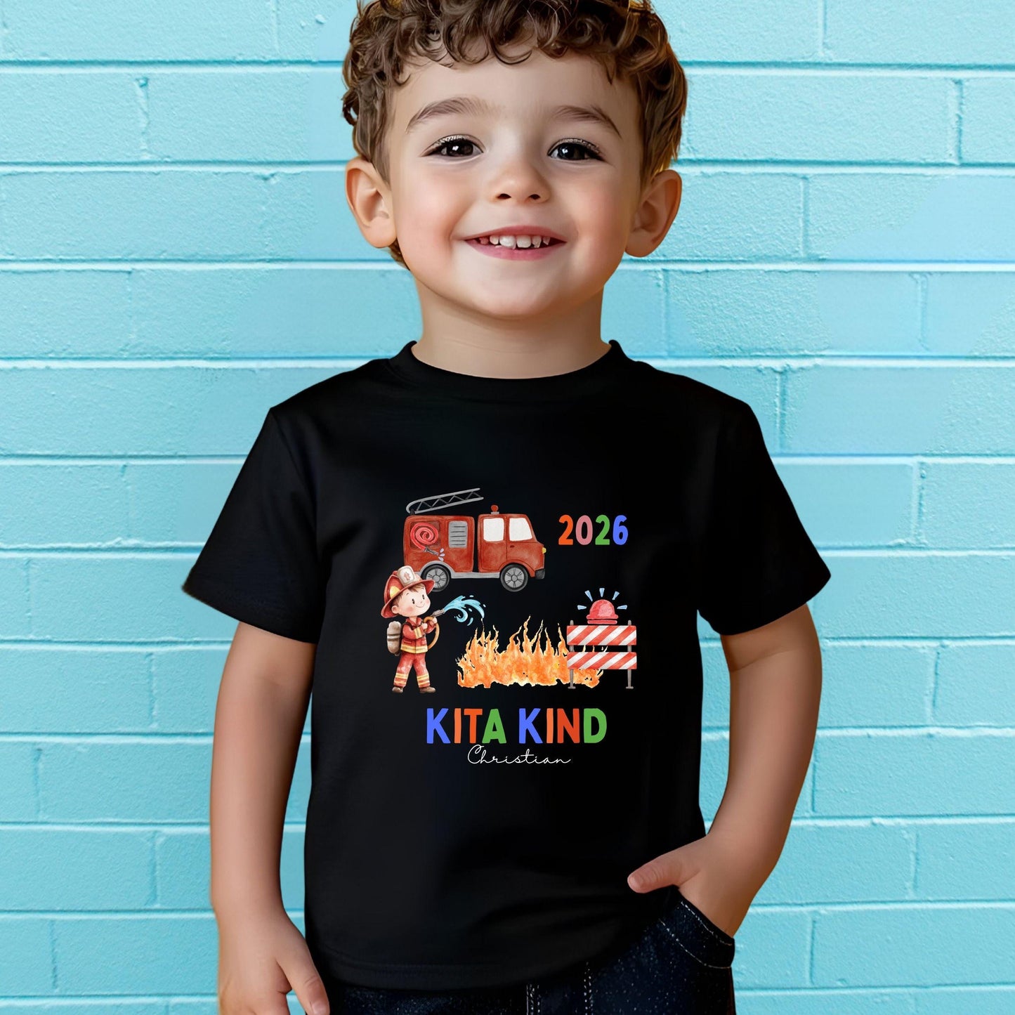 Feuerwehr Kita Kind 2026 Shirt – personalisiert mit Name & Jahr – Geschenk Kindergarten Start