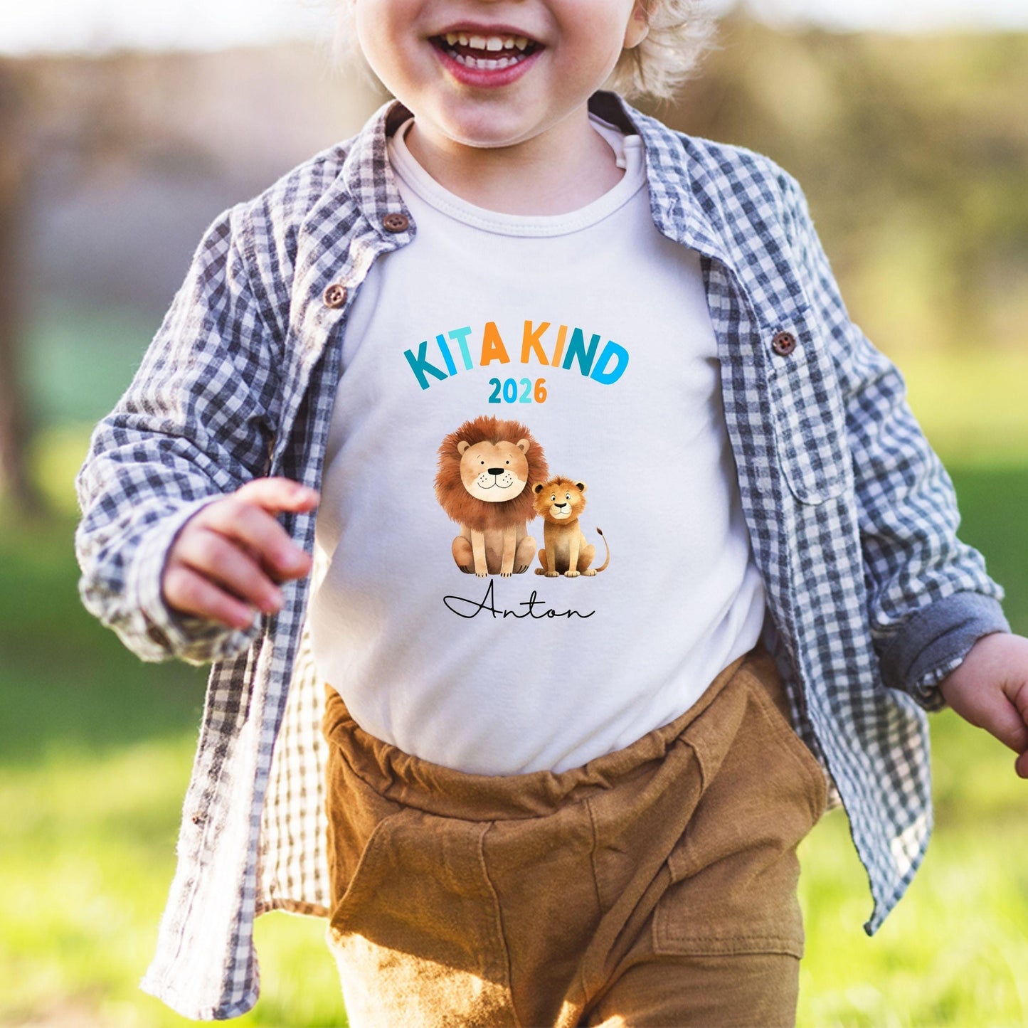 Löwe Kita Kind Shirt 2026 – personalisiert mit Name & Jahr – Kindergartenstart Geschenk