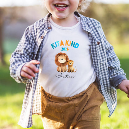 Löwe Kita Kind Shirt 2026 – personalisiert mit Name & Jahr Kita Start - Ansicht 3
