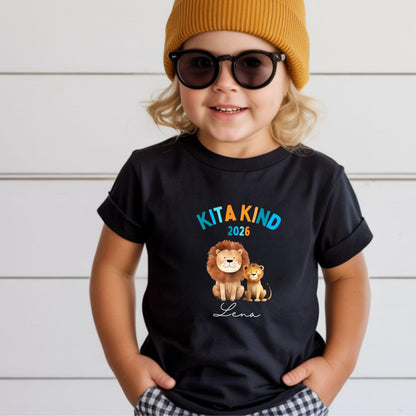 Löwe Kita Kind Shirt 2026 – personalisiert mit Name & Jahr Kita Start - Ansicht 2