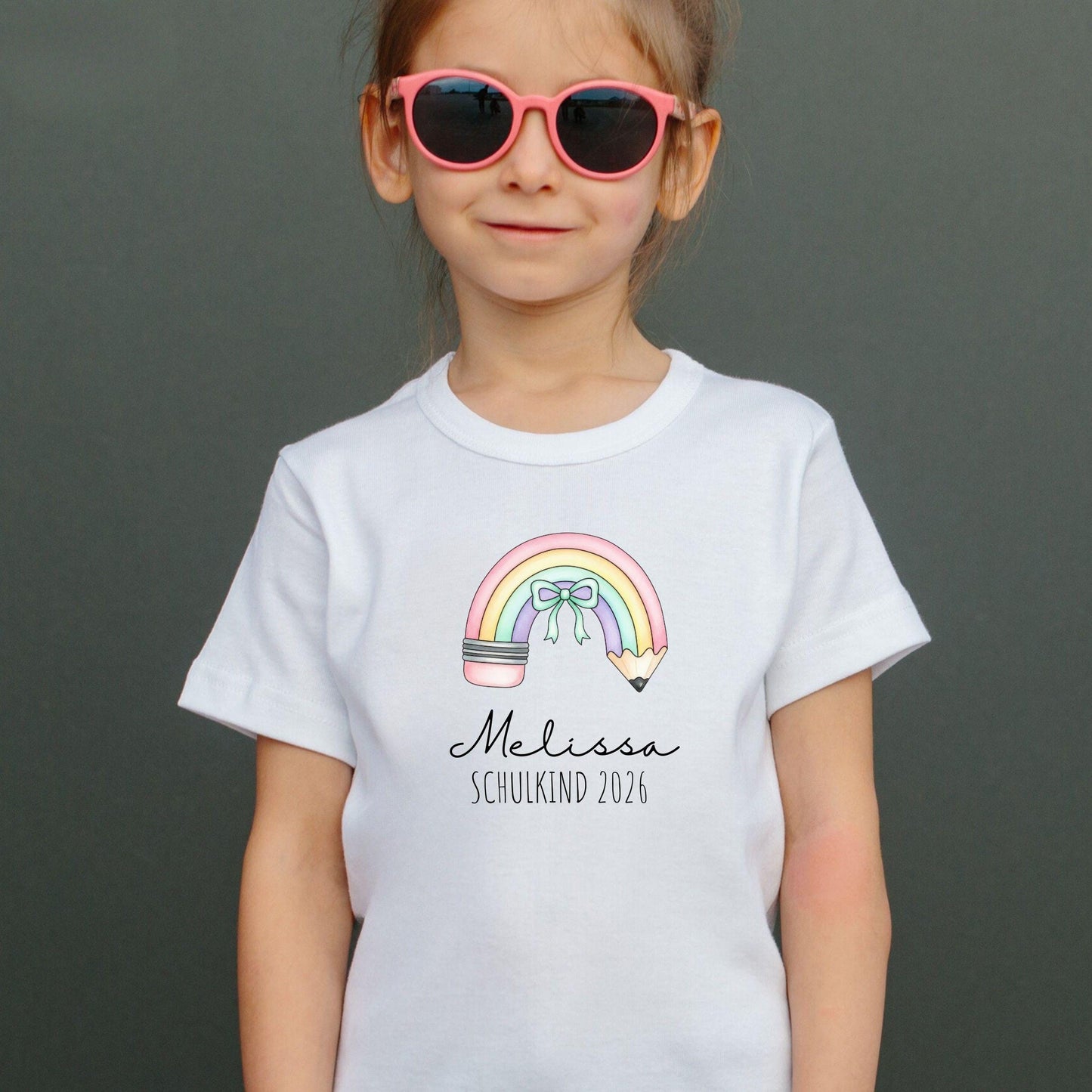 Schulkind Shirt personalisiert mit Name & Schuljahr – Einschulung 2026 Regenbogen