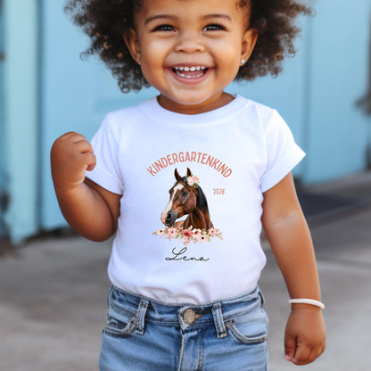 Pferde Kindergartenkind Shirt 2026  – personalisiert mit Name & Jahr Kita Start - Ansicht 1