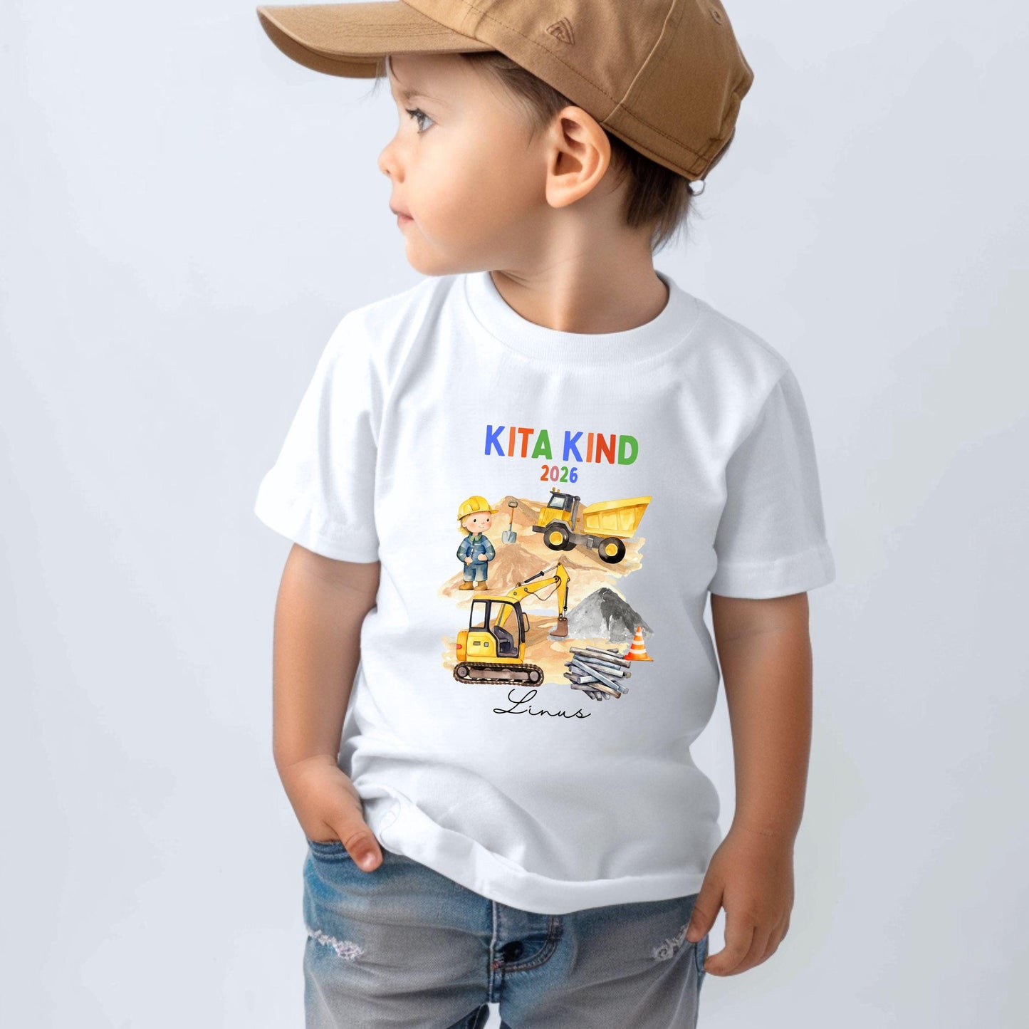 Baustelle Kita Kind Shirt 2026 – personalisiert mit Name & Jahr – Bagger Kinder T-Shirt