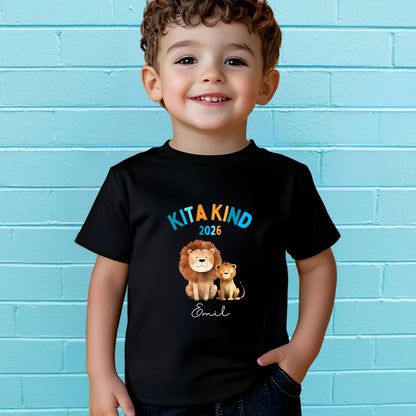 Löwe Kita Kind Shirt 2026 – personalisiert mit Name & Jahr Kita Start - Ansicht 1