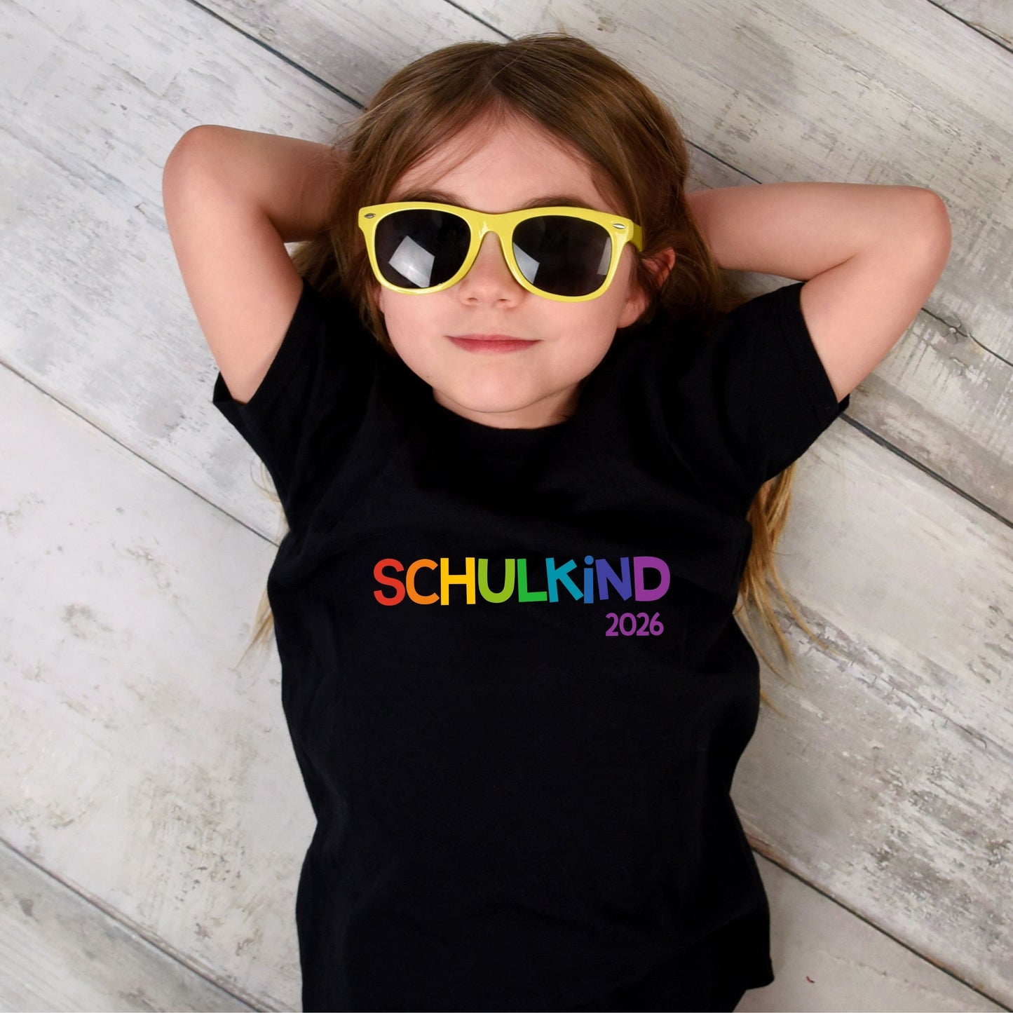 Schulkind T-Shirt mit Regenbogen Schrift – personalisiert mit Name & Schuljahr