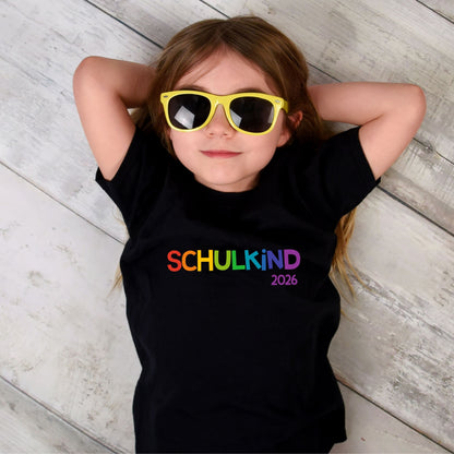 Schulkind T-Shirt mit Regenbogen Schrift – personalisiert mit Name & Schuljahr