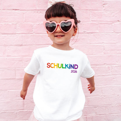 Schulkind T-Shirt mit Regenbogen Schrift – personalisiert mit Name & Schuljahr