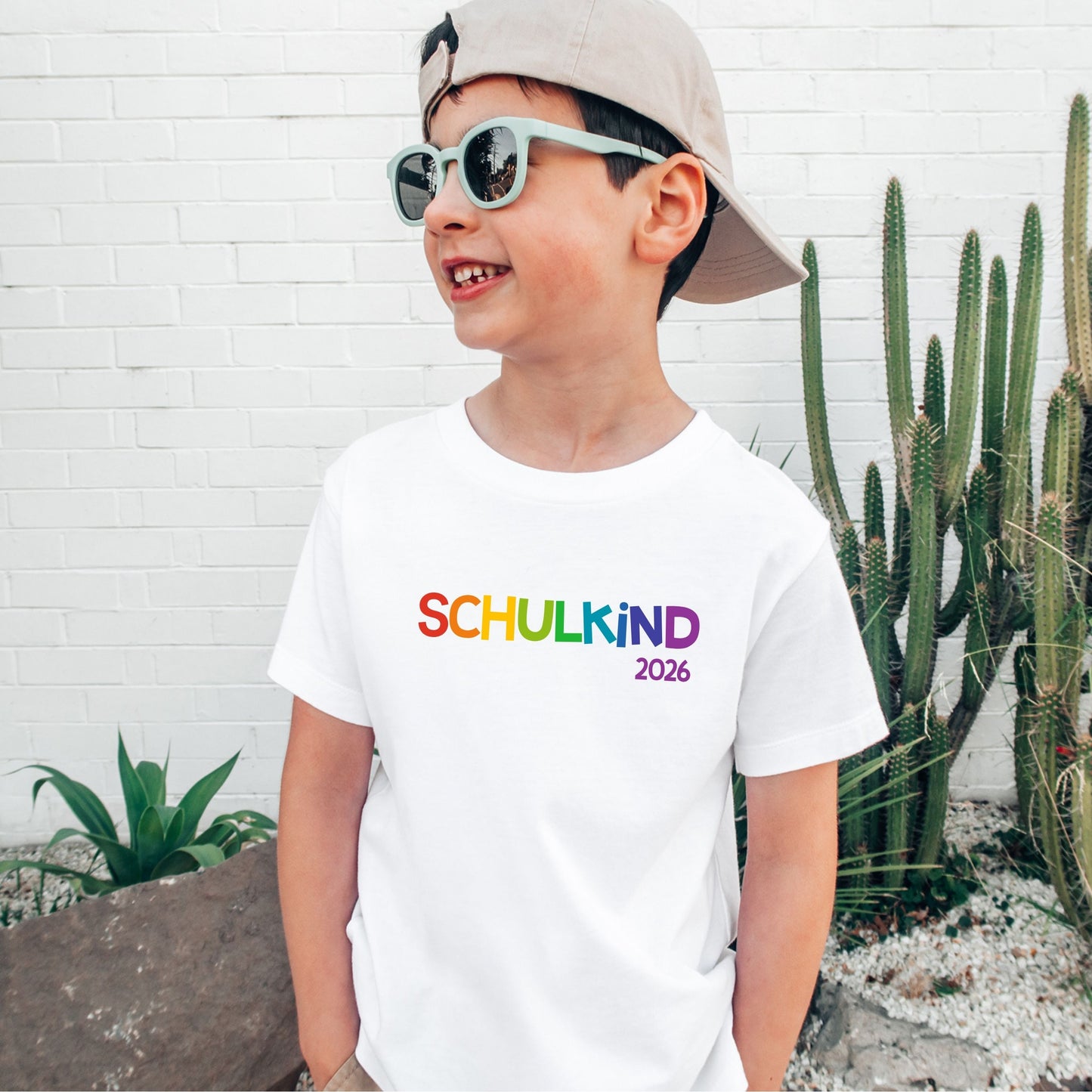 Schulkind T-Shirt mit Regenbogen Schrift – personalisiert mit Name & Schuljahr