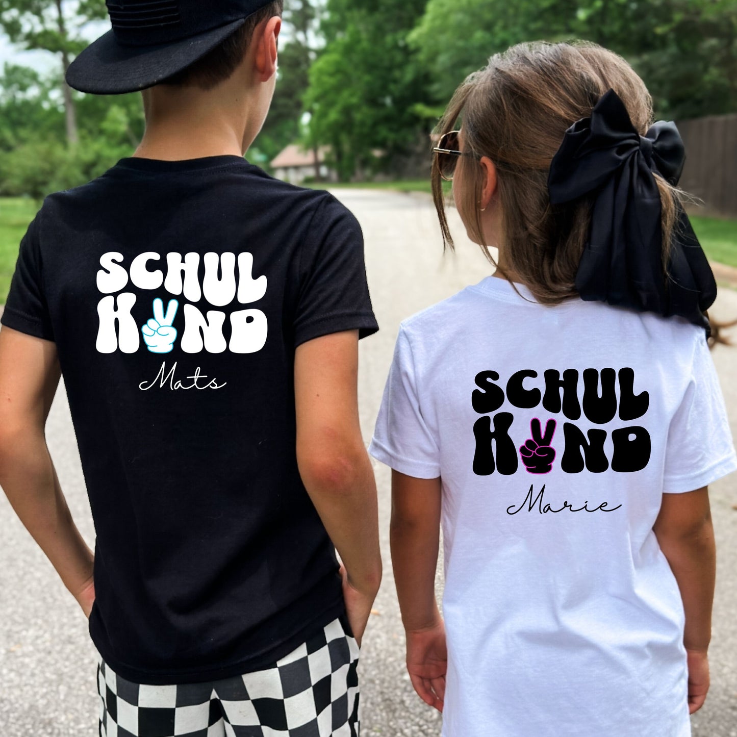 Schulkind 2026 T-Shirt | Personalisiert mit Name & Jahreszahl | Wavy Schrift und Peace Zeichen