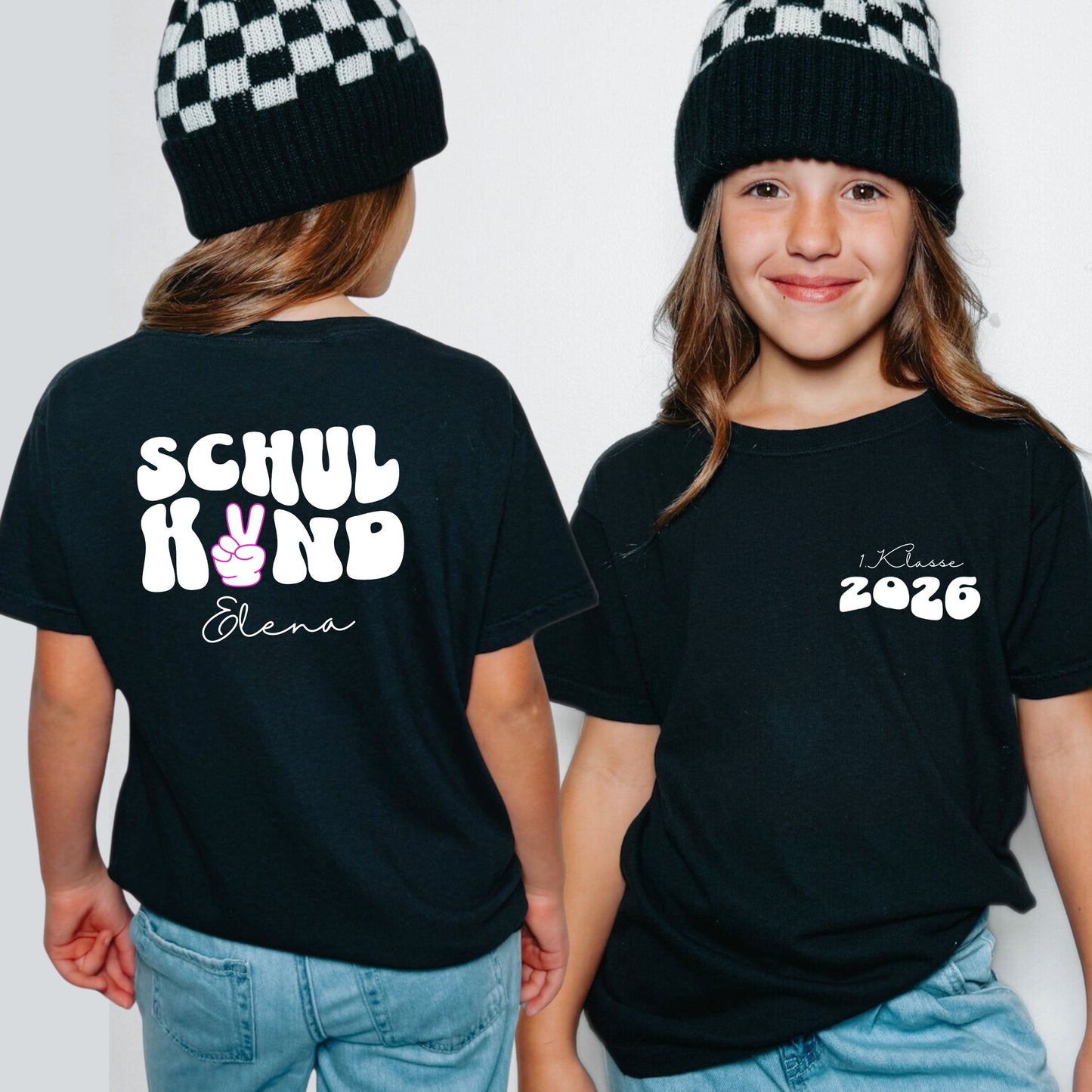 Schulkind 2026 T-Shirt | Personalisiert mit Name & Jahreszahl | Wavy Schrift und Peace Zeichen