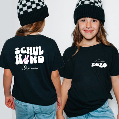 Schulkind 2026 T-Shirt | Personalisiert mit Name & Jahreszahl | Wavy Schrift und Peace Zeichen